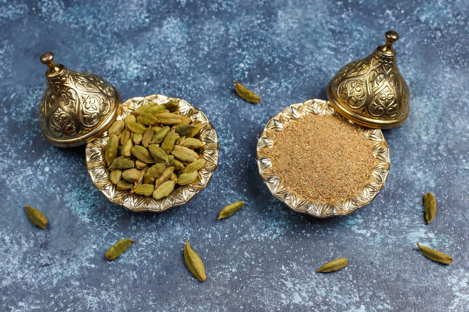Cardamom Powder vs Whole Cardamom Pods: When to Use Which